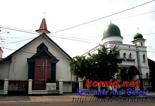 http://ahmadnurcholish.files.wordpress.com/2008/08/masjid-gereja.jpg